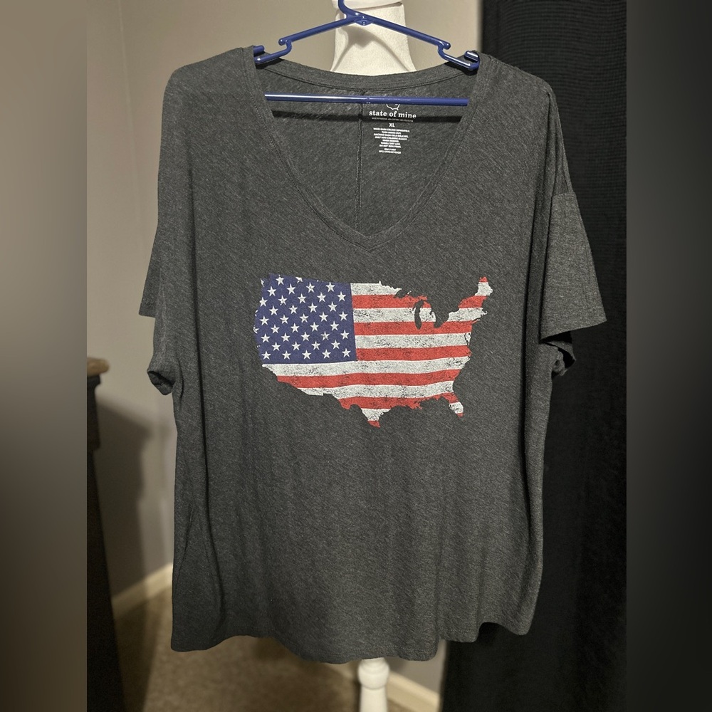 State of mind, size XL, smoke/pet free home. Excellent used condition, V-neck